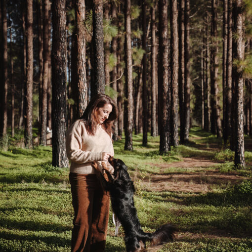 Roberta e Lea in un bosco che fanno esercizi