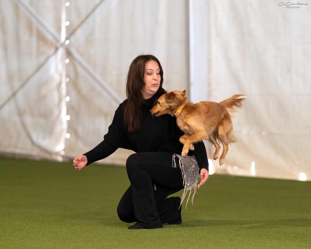 Daphne salta le braccia di Roberta durante un'esibizione in gara di DpgDance
